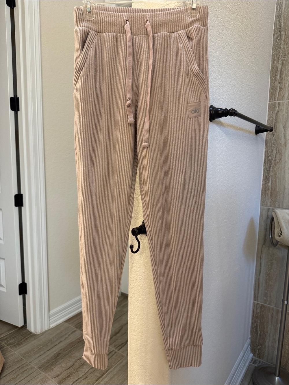 ALO Yoga Muse Women’s Ribbed Joggers in Blush Taupe Size Small